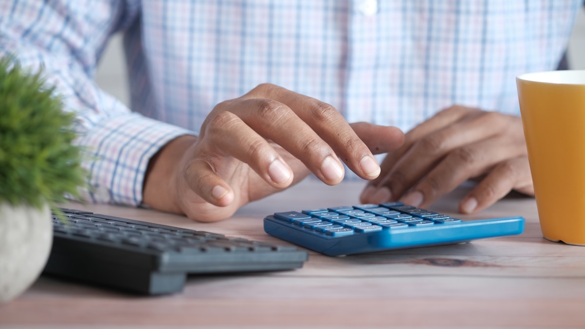 Profissionais analisam quadro com alíquotas e bases de contribuições previdenciárias