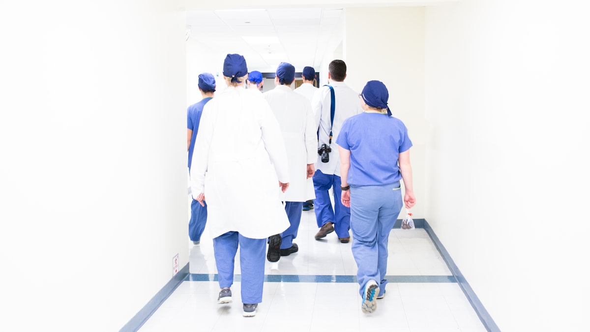 Profissional de enfermagem conduzindo exame ocupacional em clínica