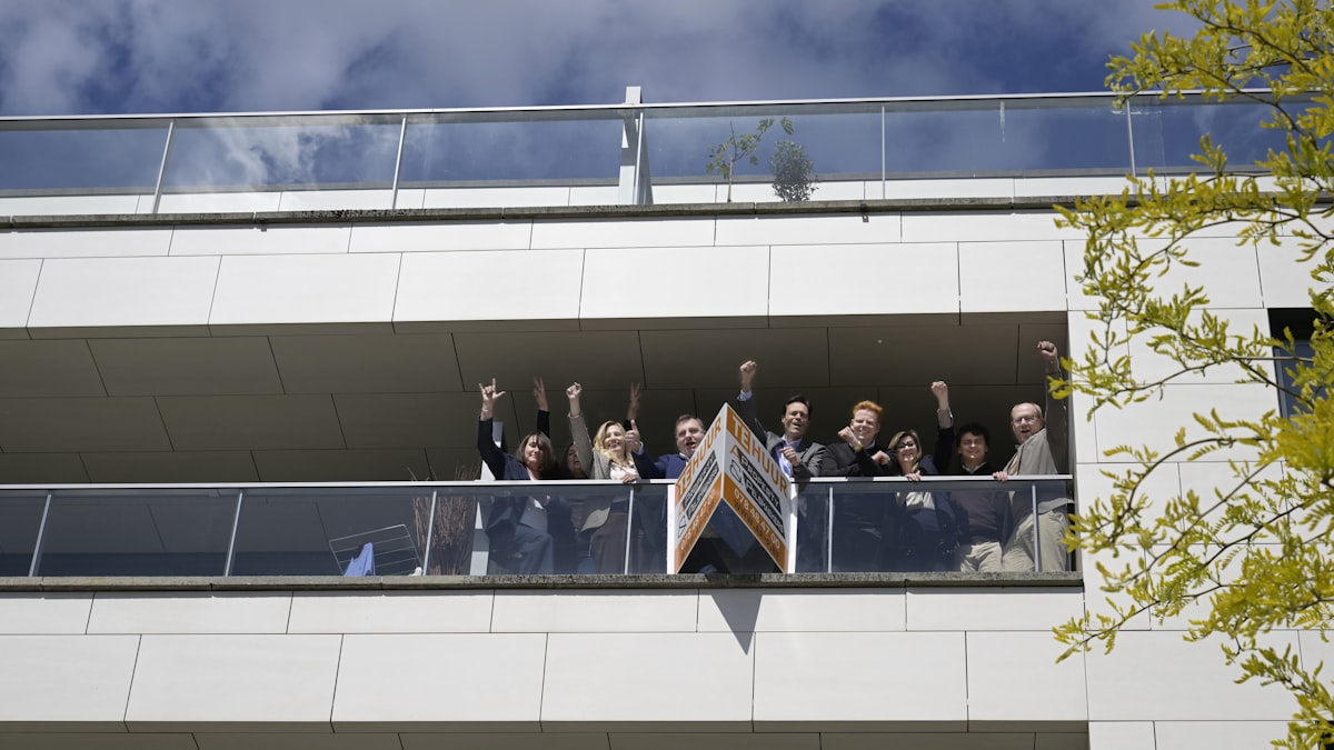 Funcionários celebram em ambiente corporativo durante evento interno