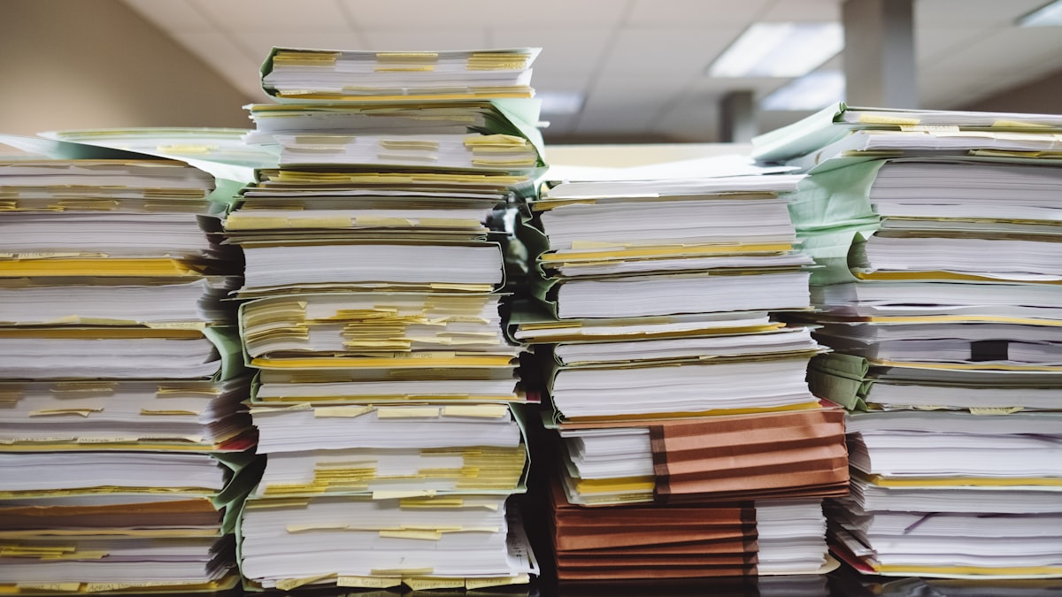 Advogado revisa documentos com planilhas de cálculos e decisões judiciais