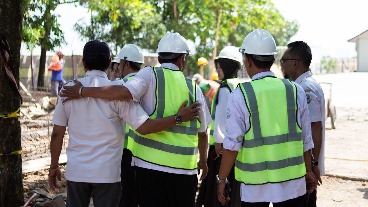 Equipe técnica inspeciona área industrial após grave acidente de trabalho