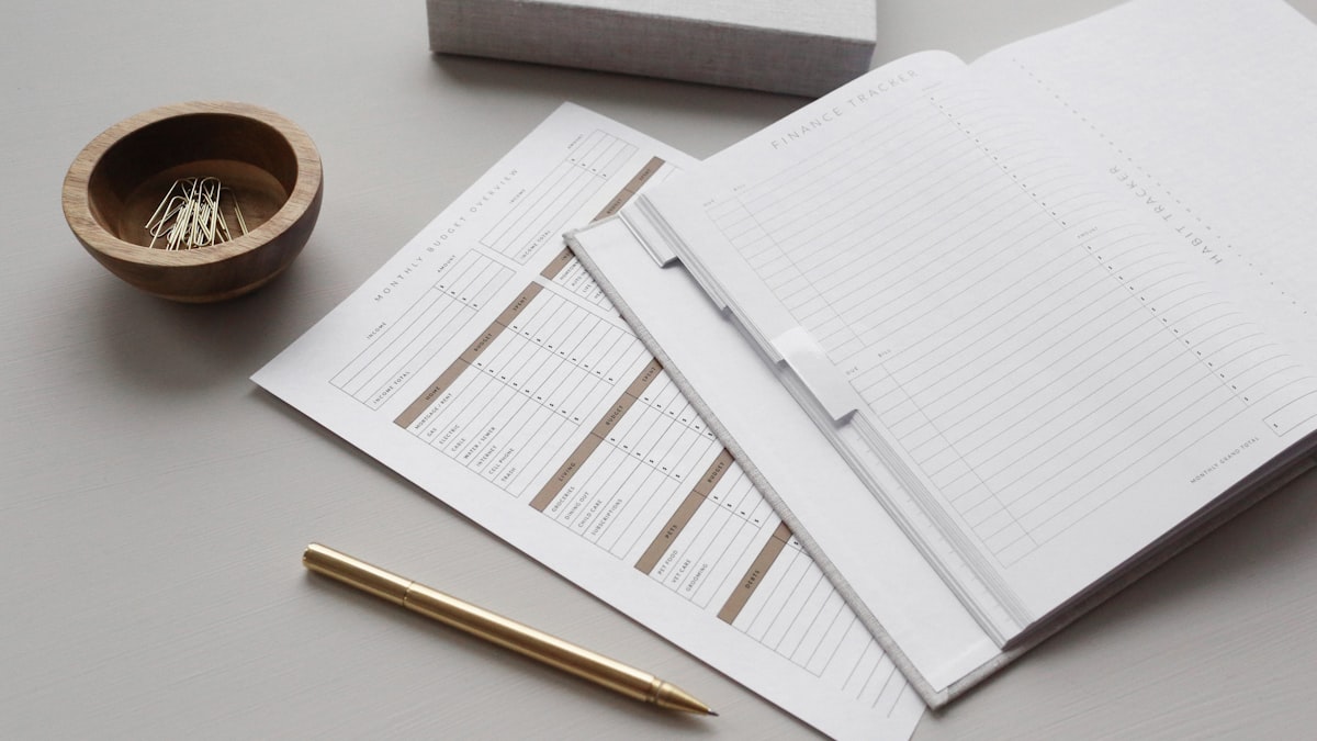 Advogado confere checklist de ativos digitais e documentos de inventário