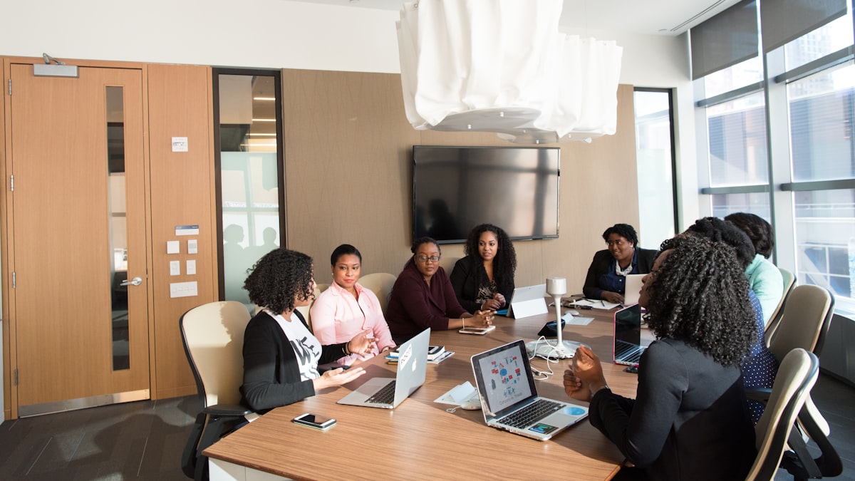 Equipe de RH analisando compliance trabalhista e riscos de passivo oculto