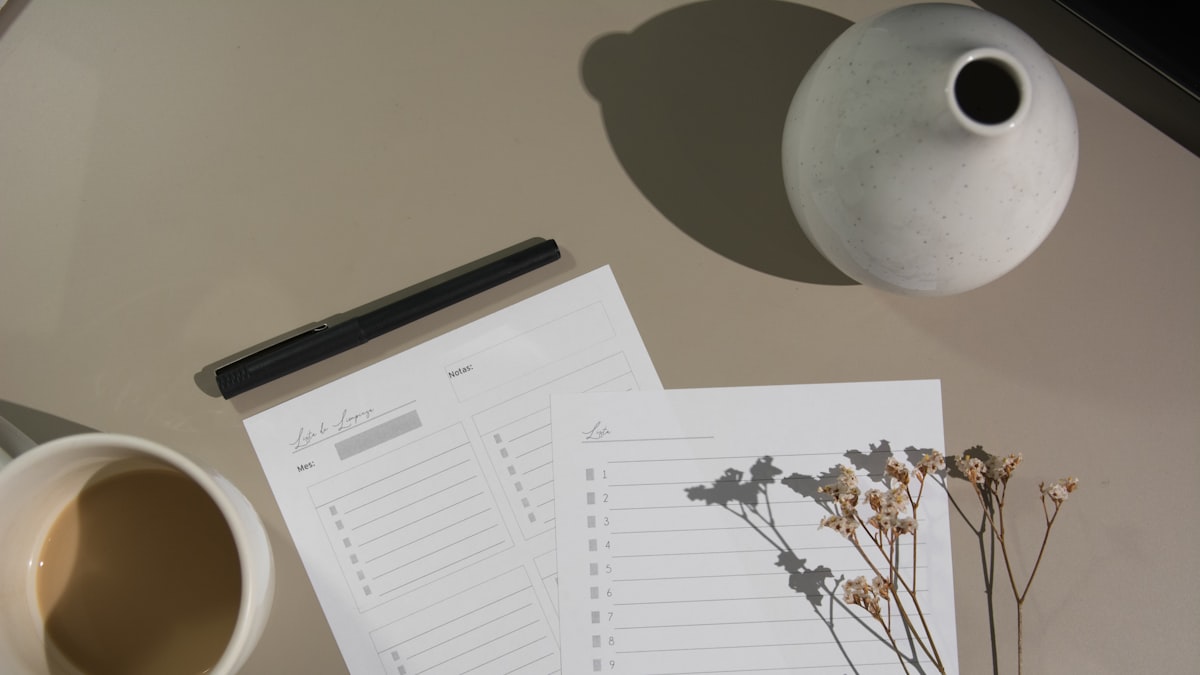 Advogado confere checklist de documentos imobiliários e comprovantes