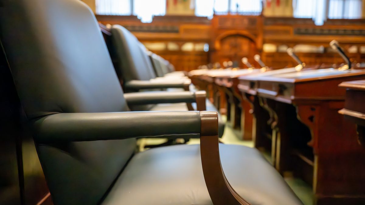 Coletiva de imprensa em corredor de tribunal após sessão