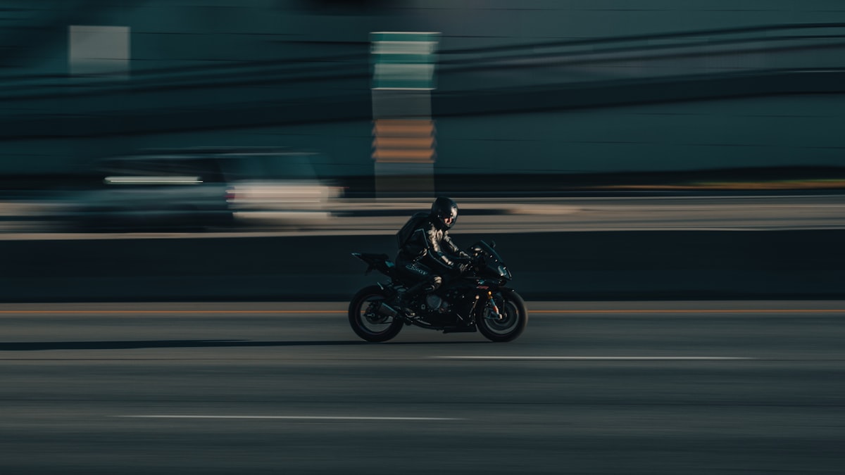 Policial abordando motociclista em via urbana movimentada