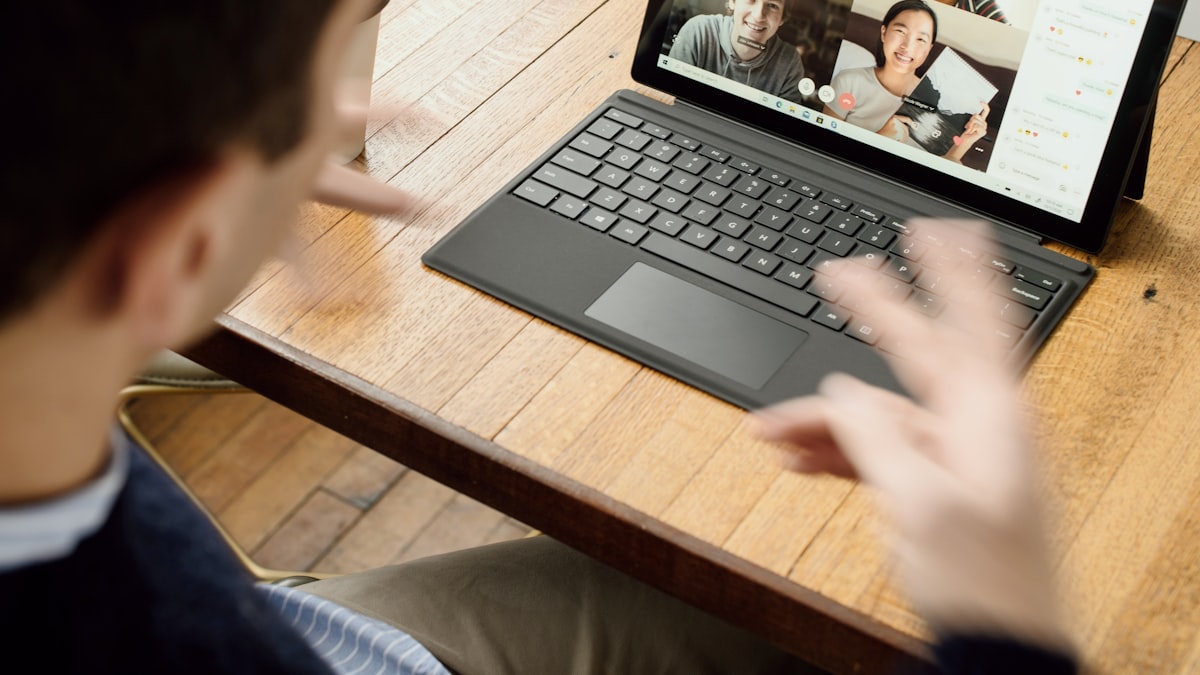 Pessoas assistindo a um webinar jurídico em uma sala de coworking