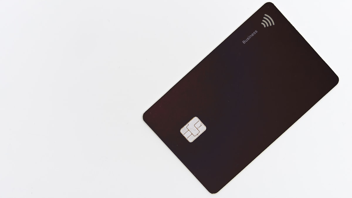 Cartão de crédito próximo a cadeado e teclado numérico metálico