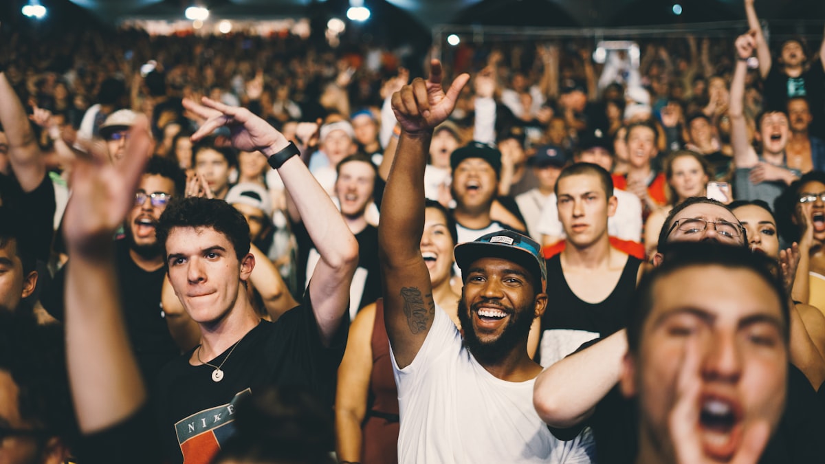 Consumidores aguardando em arena após cancelamento no caso harry styles