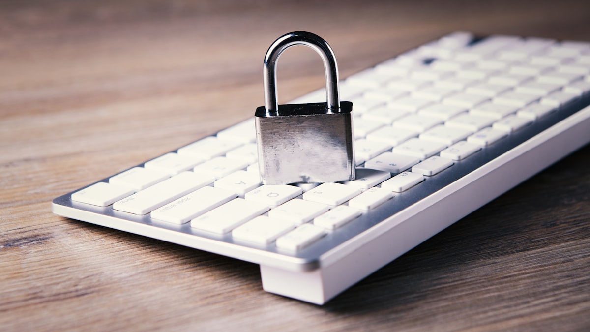 Documento de identidade e laptop exibindo aviso claro de fraude online