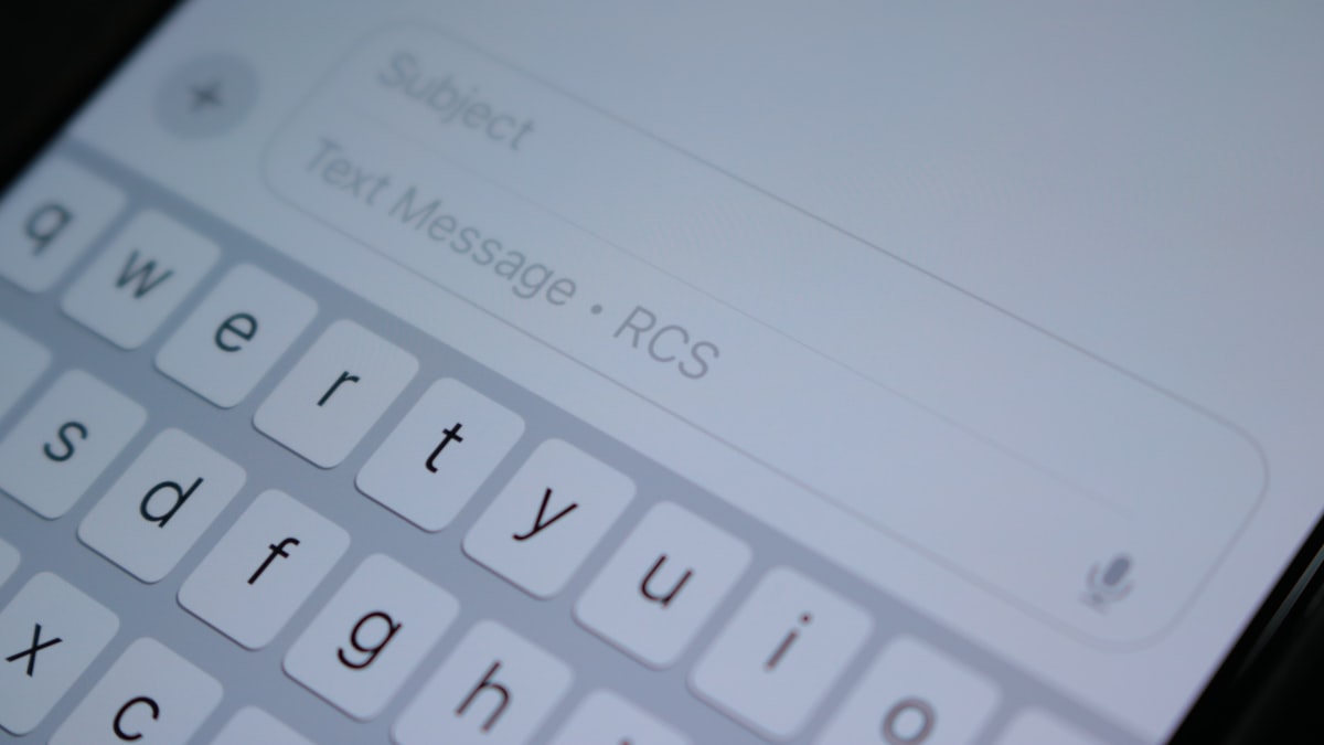 Captura de conversa em smartphone exibindo interface de aplicativo de mensagens