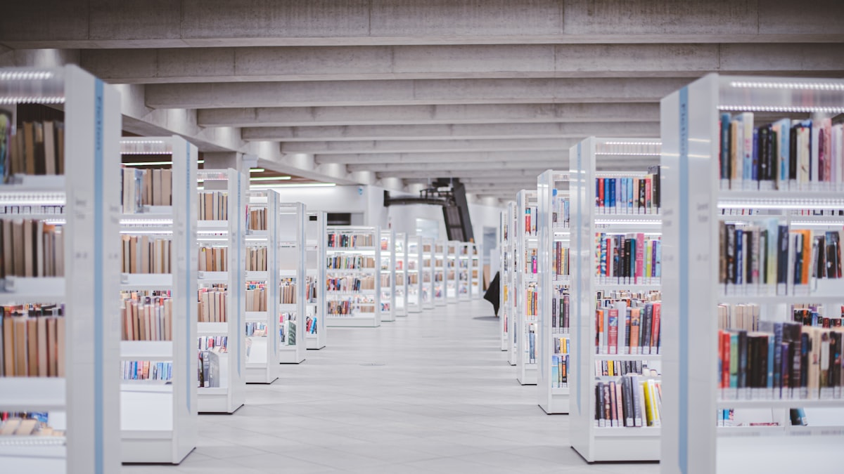Tela com biblioteca de cláusulas e indicadores de risco contratual
