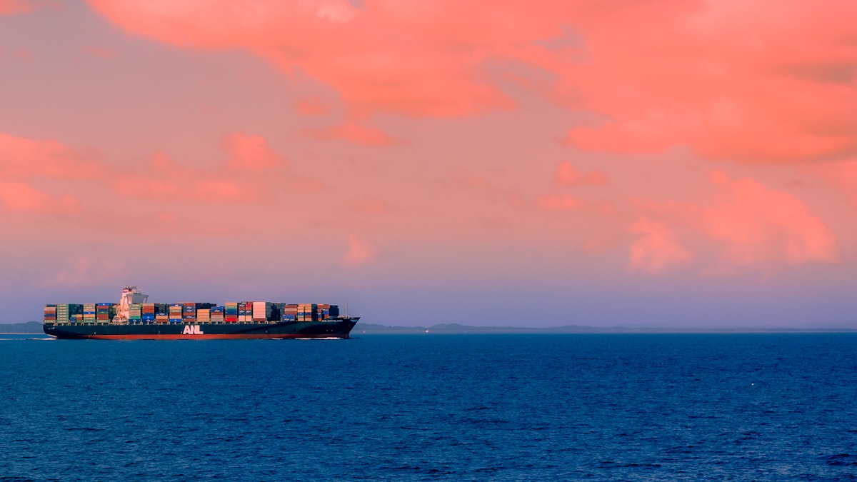 Navio com contêineres e fiscalização aduaneira em ação contra novas tarifas