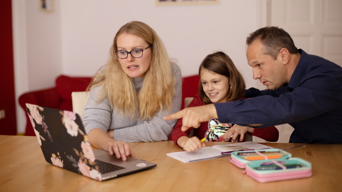 Família revisando orçamento doméstico com planilhas e documentos