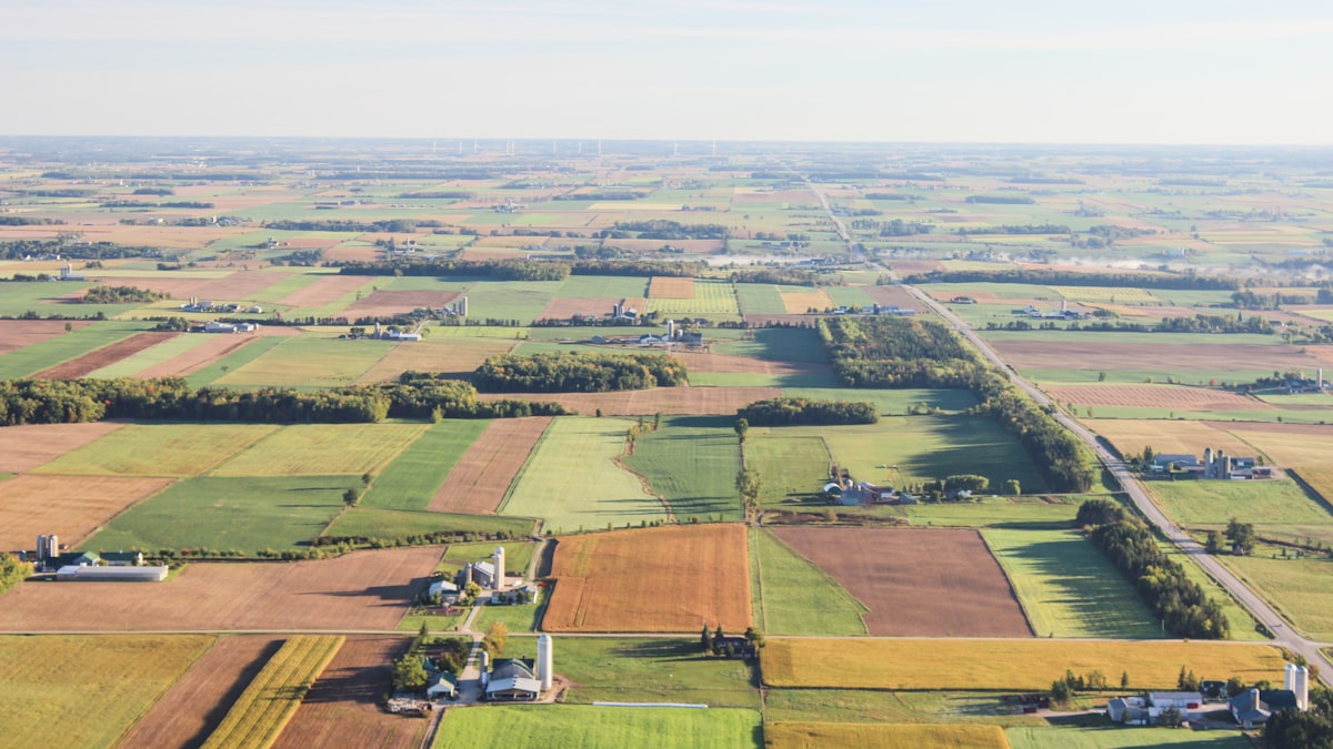 Vista aérea de propriedade rural com pivôs de irrigação em funcionamento