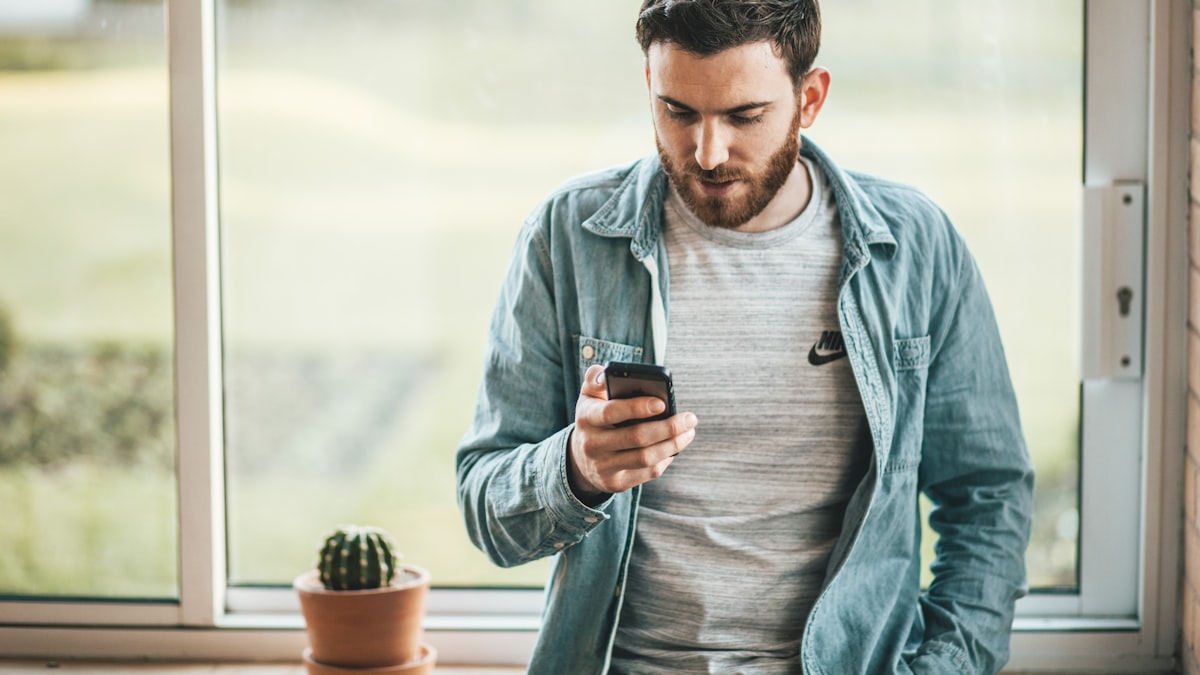 Profissional de aplicativo consulta tarefas e avaliações no celular durante o dia