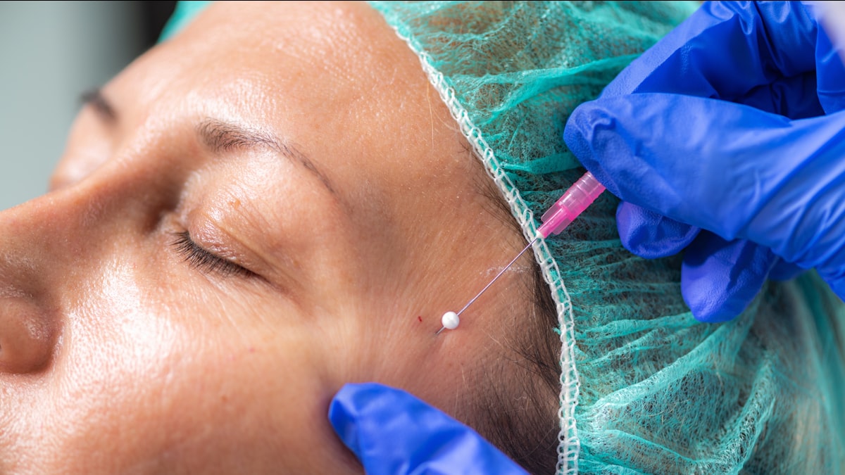 Agente sanitário inspeciona clínica estética; dona clínica estética observa preocupada