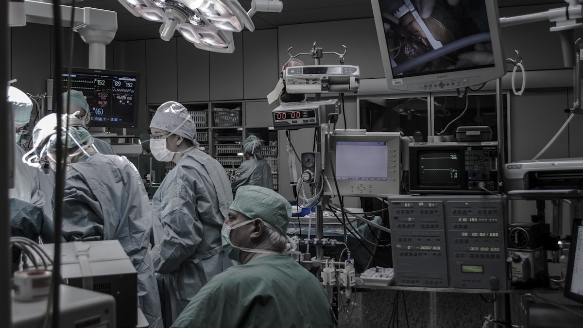 Equipamento de cirurgia robótica em centro cirúrgico preparado para procedimento
