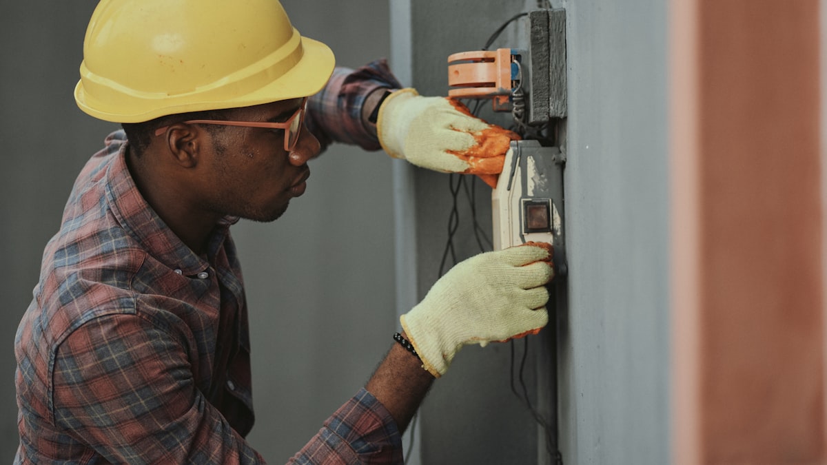 Técnico inspeciona medidor de energia elétrica em residência