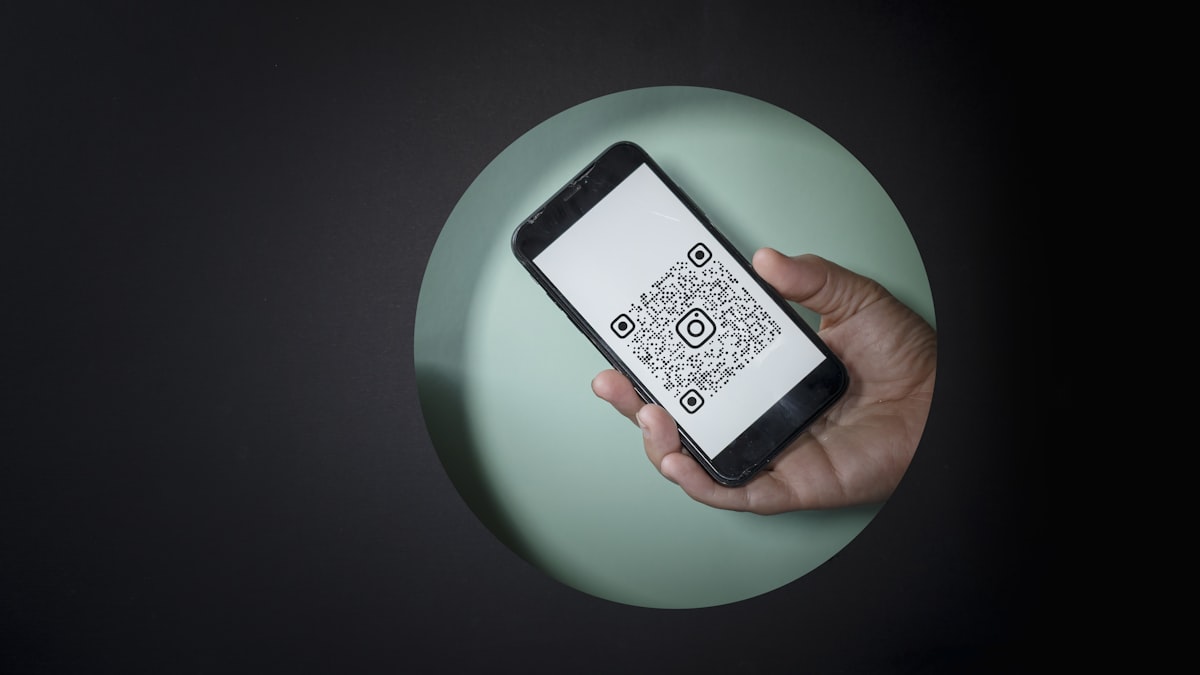 Entregador digitaliza documentos para requerer benefício no INSS