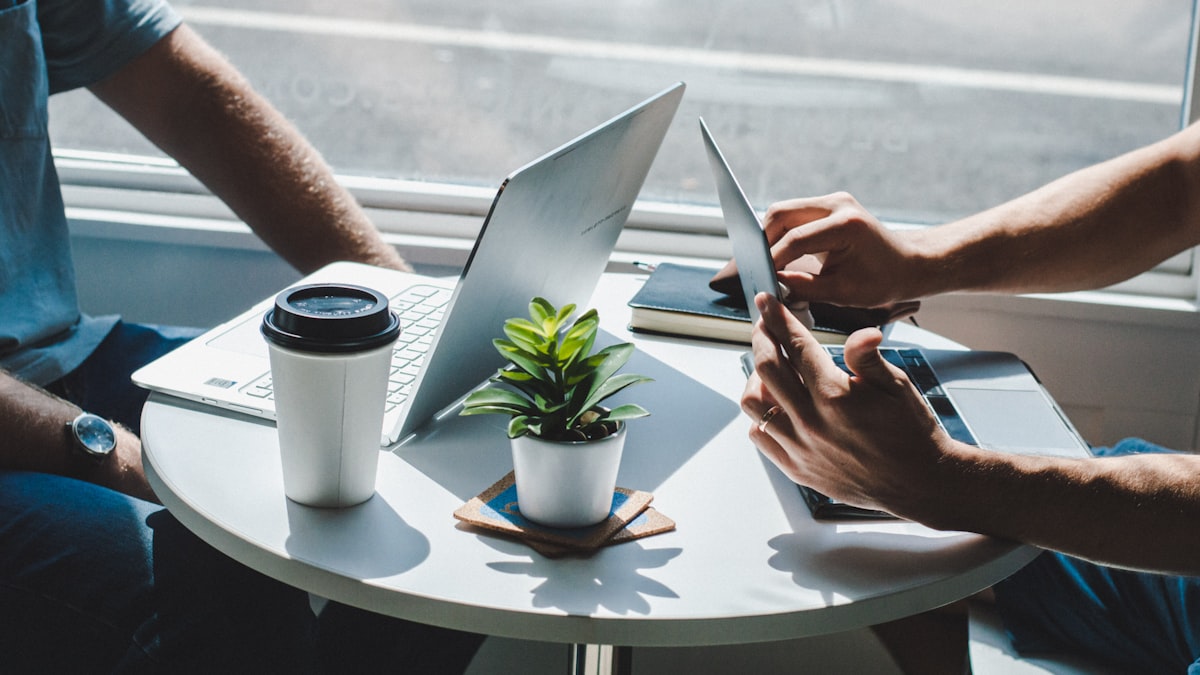 Executivos negociando aditivo contratual com planilhas de custos