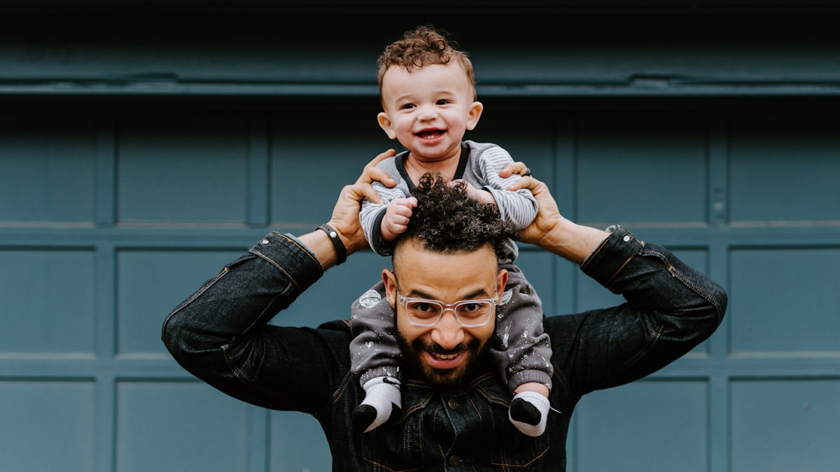 Pai ajuda filho com lição de casa em residência organizada