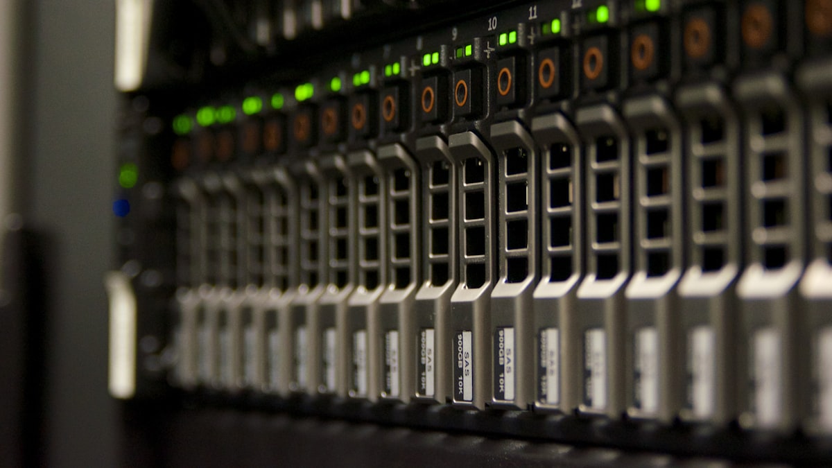 Racks de servidores com luzes indicando armazenamento contínuo de dados