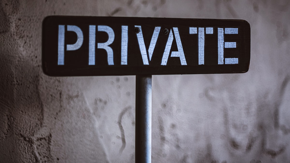 Advogado analisando política de privacidade e termos de uso em laptop
