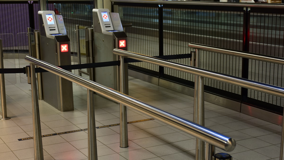 Passageiros em fila de controle de passaporte em aeroporto internacional