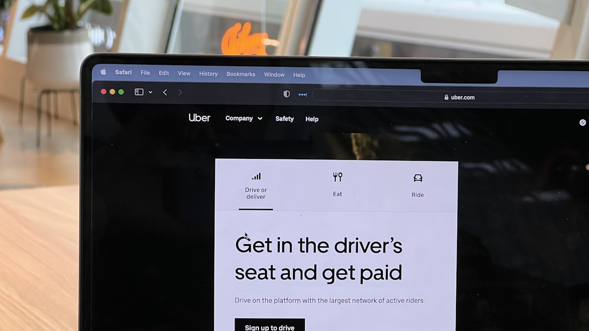 Motorista de aplicativo consultando notificações de segurança no celular
