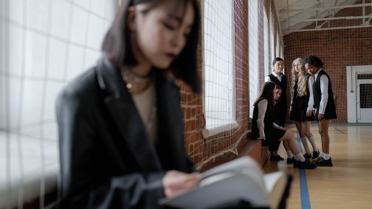 Alunos em corredor escolar, contexto de bullying cyberbullying populismo em debate nacional