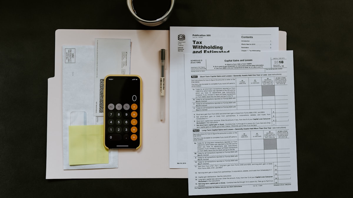 Profissional de RH analisa demonstrativo de coparticipação e descontos em folha
