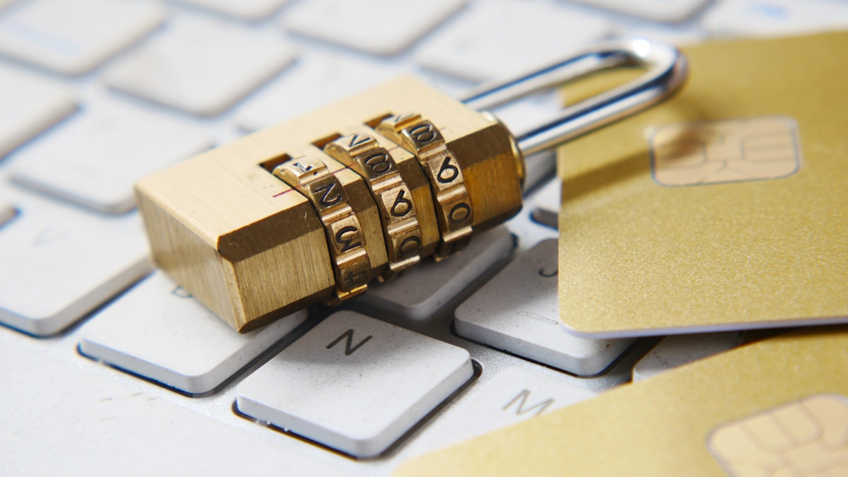Tela de internet banking com cadeado digital e autenticação em dois fatores