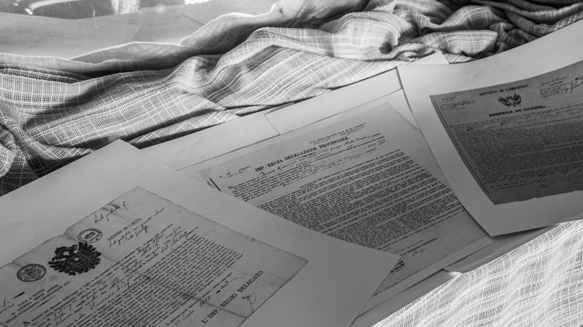 Documentos judiciais, caneta e carimbo sobre mesa de audiência