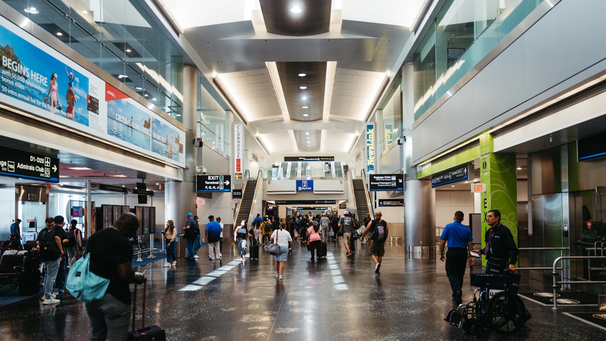 Passageiros aguardando em saguão de aeroporto durante atraso de voo