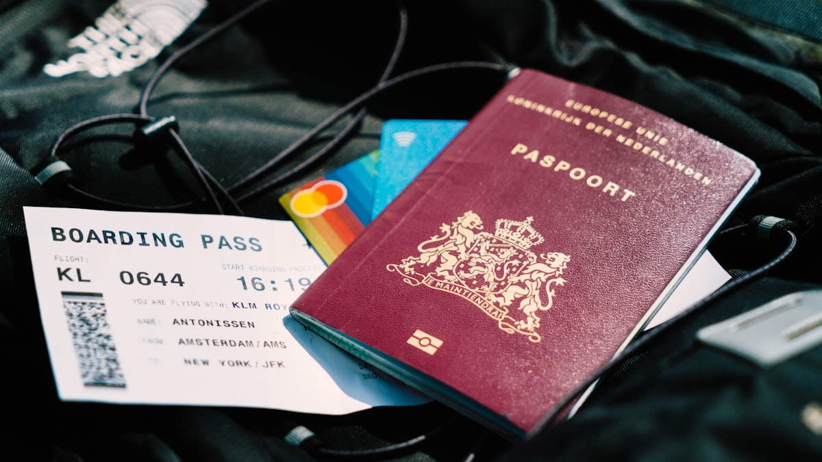 Passageiro fotografando cartão de embarque e painel de voos atrasados