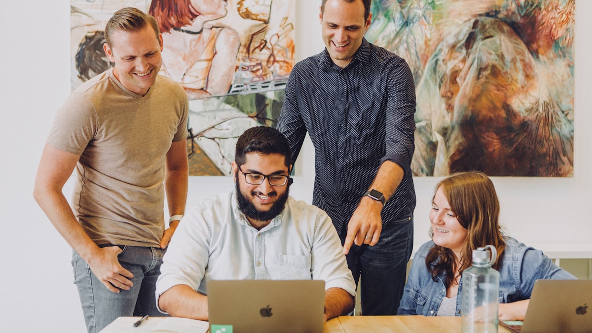 Equipe diversa reunida em ambiente corporativo moderno e inclusivo