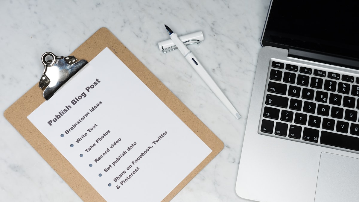 Profissional de RH revisa checklist de políticas internas em notebook