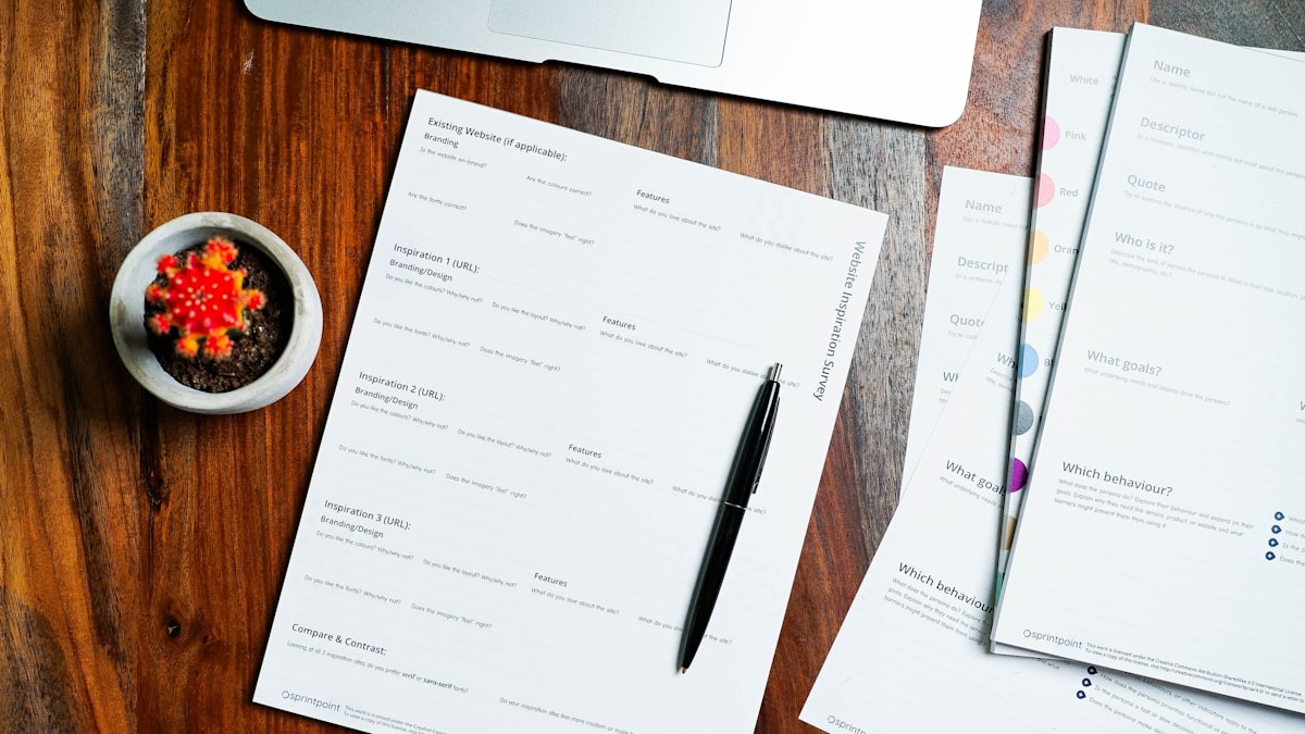 Pessoa conferindo checklist de documentos sobre mesa com papéis e caneta