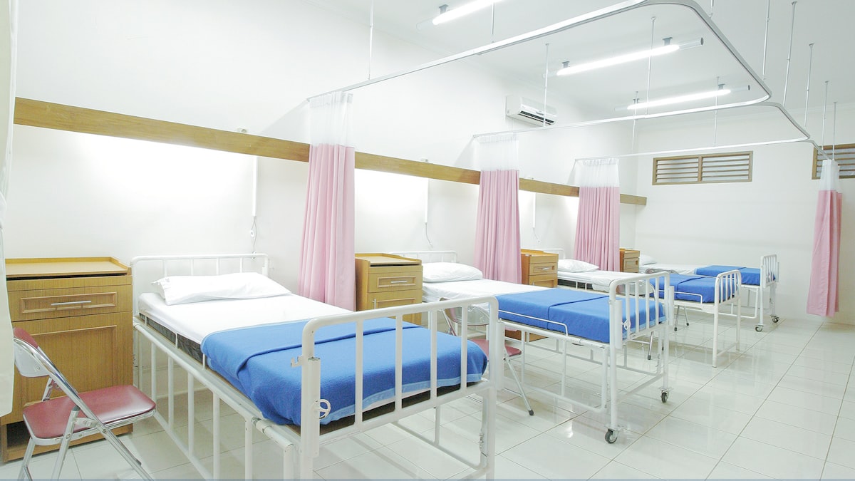 Recepção moderna de clínica de saúde com pacientes aguardando atendimento