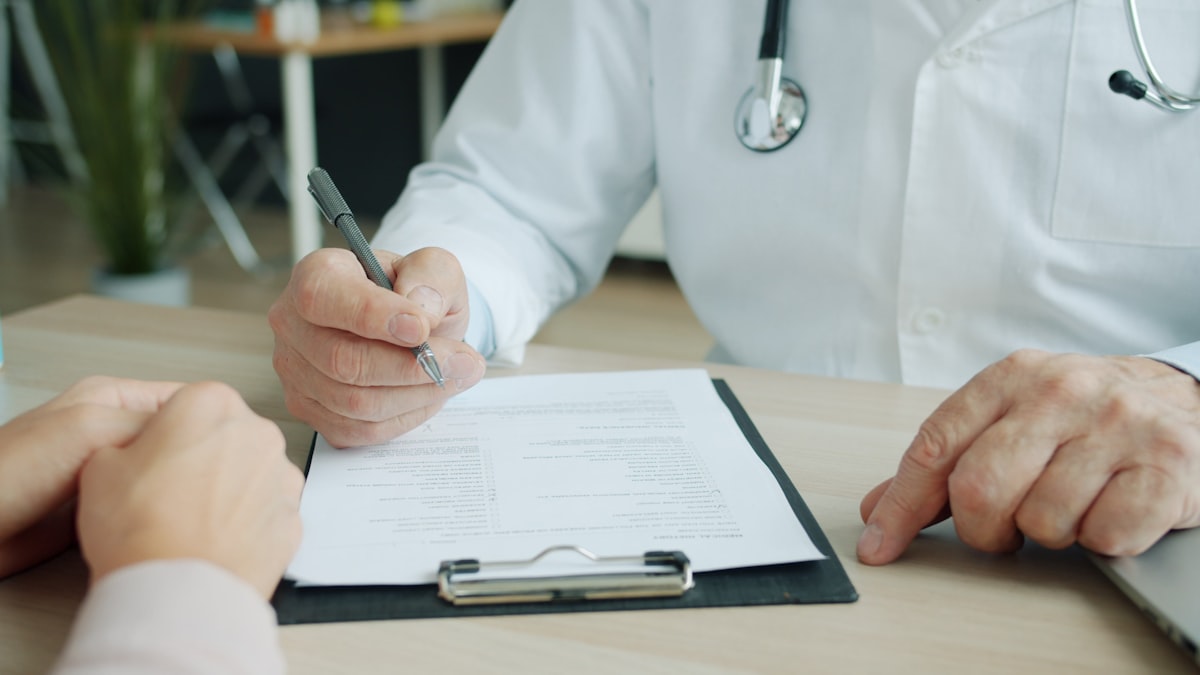 Paciente conversa com médico em consultório sobre opções de tratamento