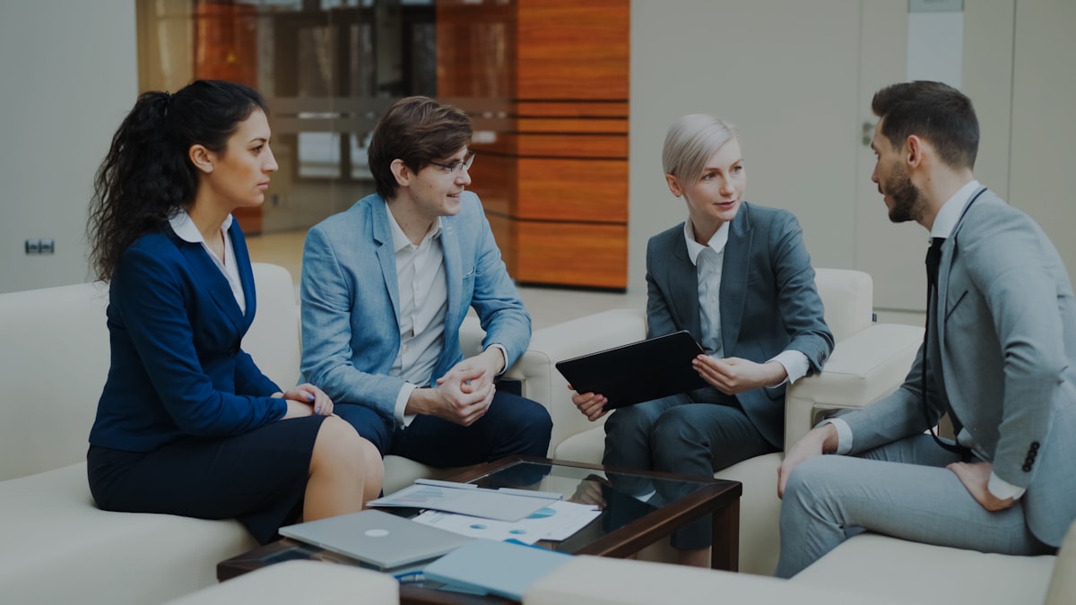 Equipe jurídica empresarial discutindo estratégia de recursos em reunião