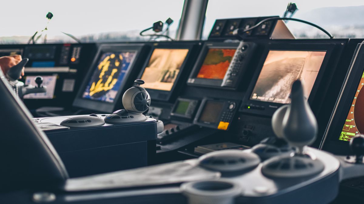 Equipe em sala de controle monitorando operações portuárias em tempo real