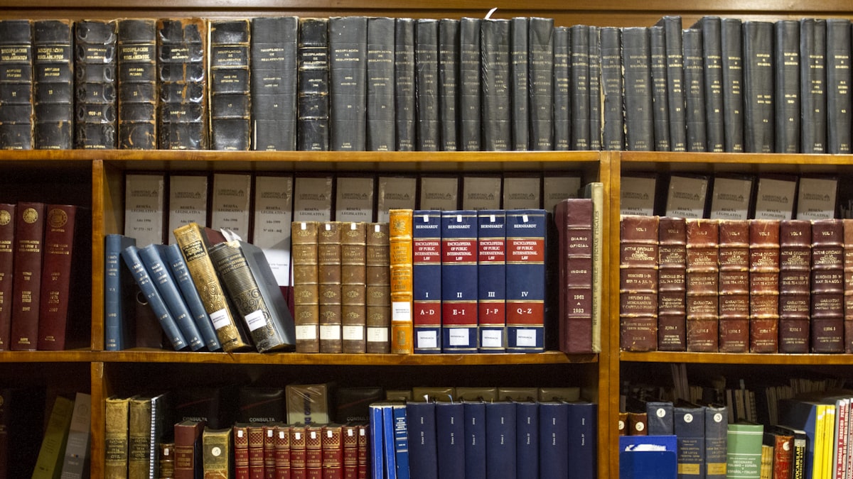 Livro de direito penal aberto destacando artigo sobre assédio sexual