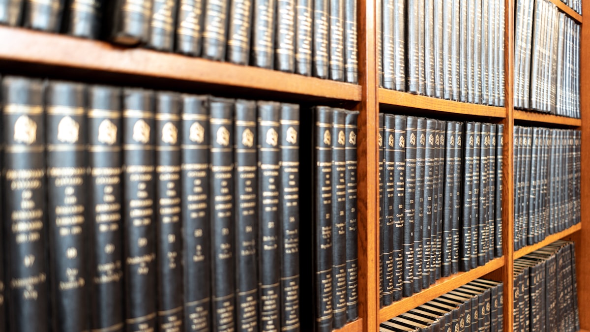 Balança, livros jurídicos e lei de drogas em destaque
