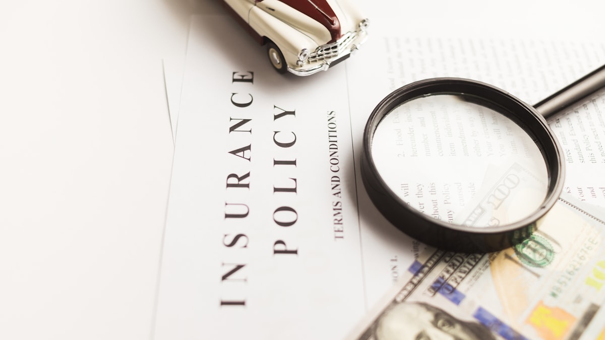 Documento de associação de proteção patrimonial mutualista sobre mesa de escritório