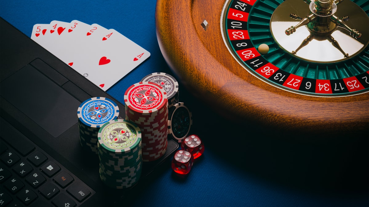 Mão aposta em roleta de cassino durante giro do jogo