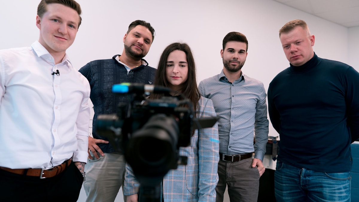Equipe jurídica assistindo a sessão do STF em tela grande