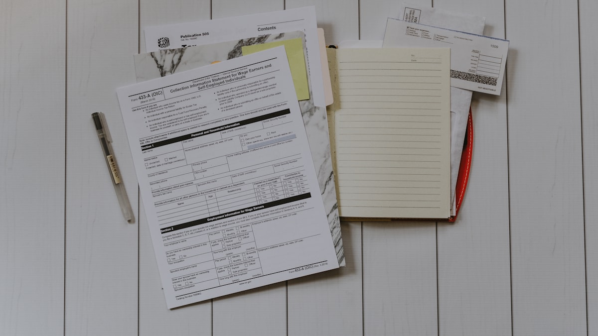 Documentos, laudos e autorizações organizados sobre mesa de escritório