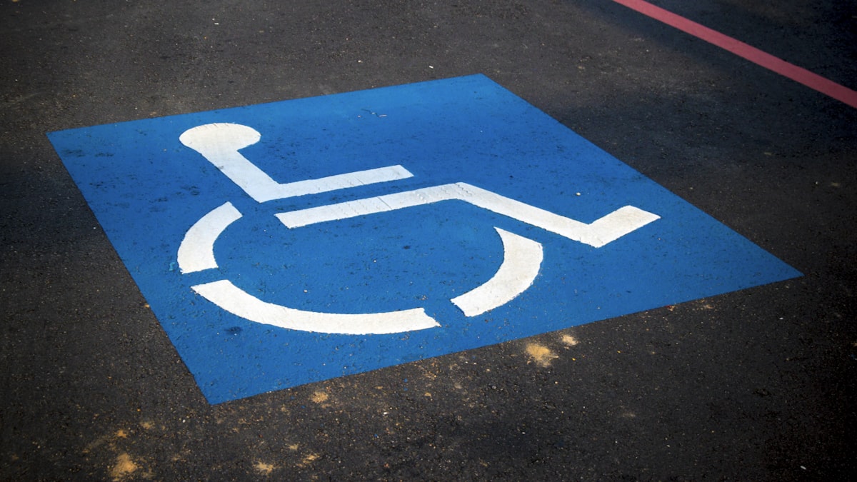 Veículo com adaptação de acessibilidade estacionado em via urbana